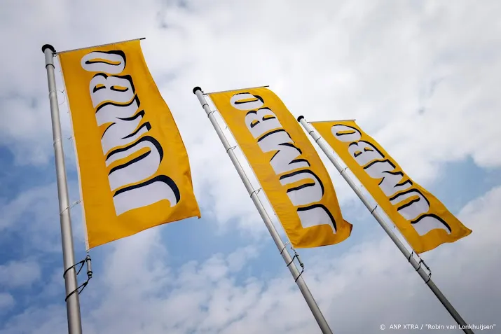 jumbo doneert bijdrage koningsontbijt aan voedselbank