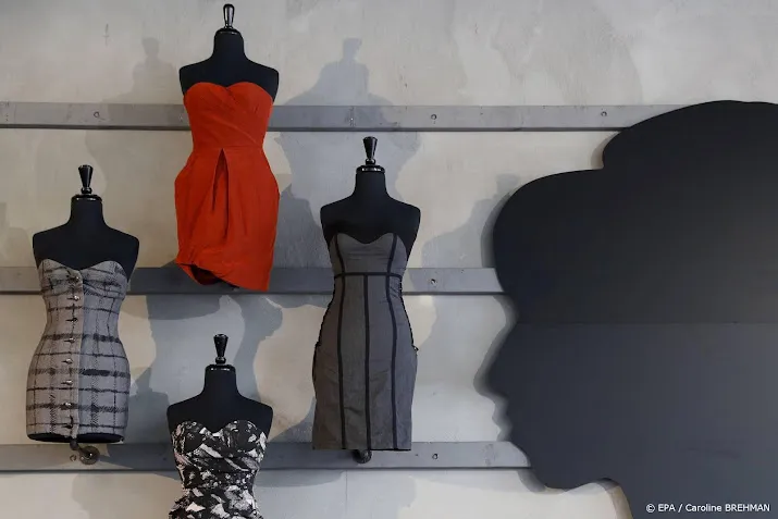 jurk van laatste optreden amy winehouse levert ruim twee ton op