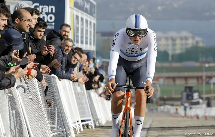 jury haalt brit tarling uit parijs roubaix na hangen aan auto