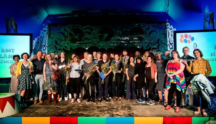 jury strooit met griffels en penselen