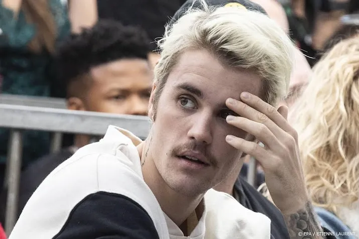 justin bieber noemt hm spullen met zijn hoofd erop troep