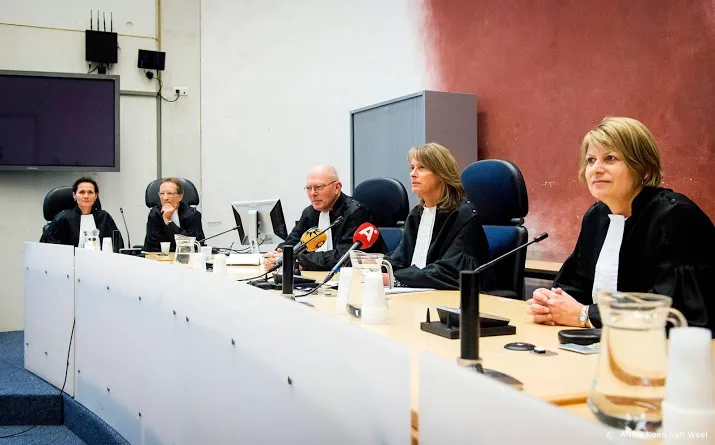 justitie wil officieren in vs en spanje