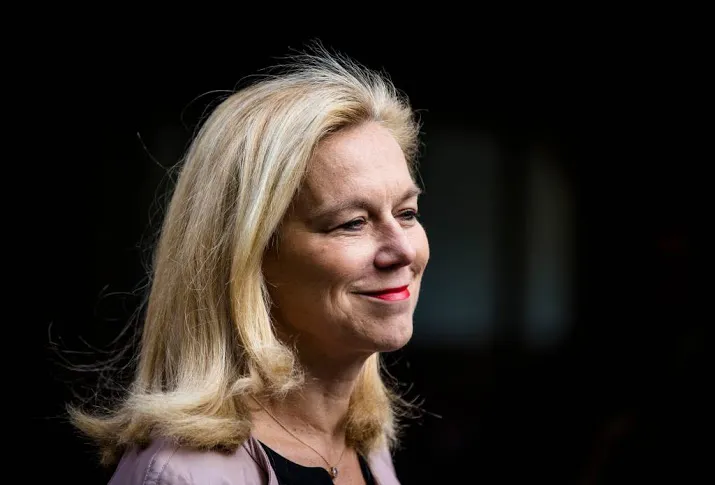 kaag hulpverlener krijgt humanitair paspoort