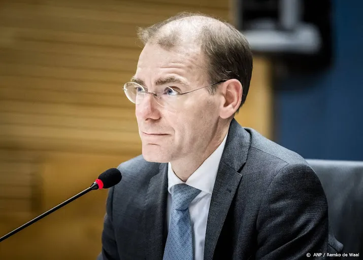 kabinet draagt menno snel als kandidaat directeur esm voor