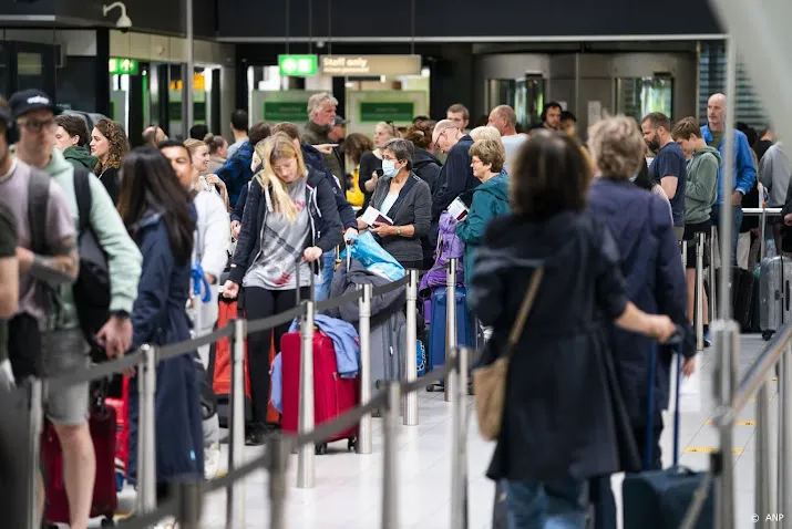 kabinet eist wekelijkse updates van schiphol over lange rijen
