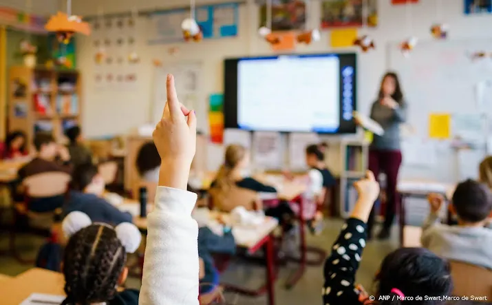 kabinet experiment met bonus voor leraren die meer uren werken