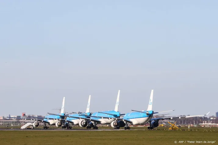 kabinet gaat overleggen met klm over ontslag tijdelijk personeel