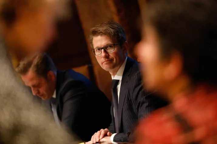 kabinet helpt rechtbanken uit de geldnood