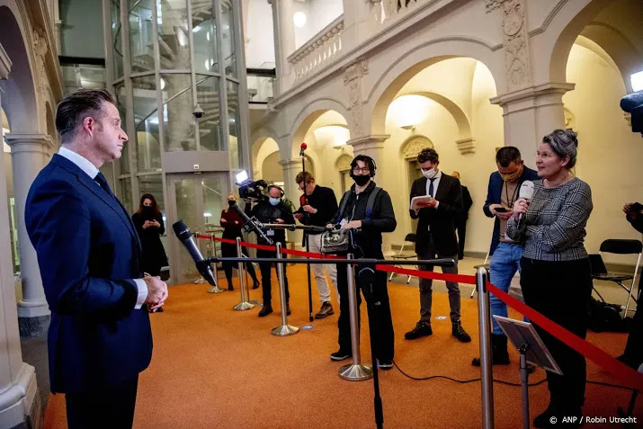kabinet laat avondklok gelijk op gaan met harde lockdown