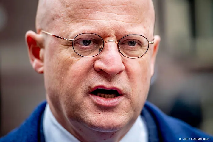 kabinet legt volle verantwoordelijkheid af