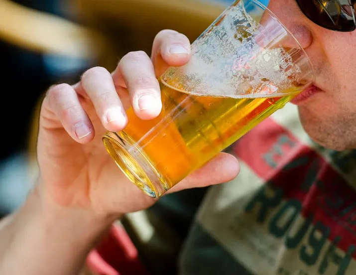 kabinet pakt overmatig alcoholgebruik aan