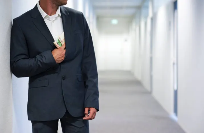 kabinet richt pijlen op stromannen