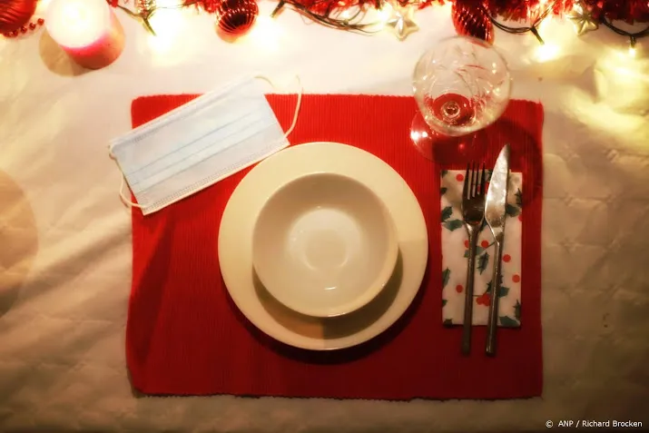 kabinet verruimt niet maximaal drie mensen op visite met kerst