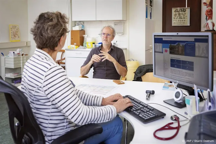 kabinet wil meer huisartsen maar snijdt in opleiding geneeskunde