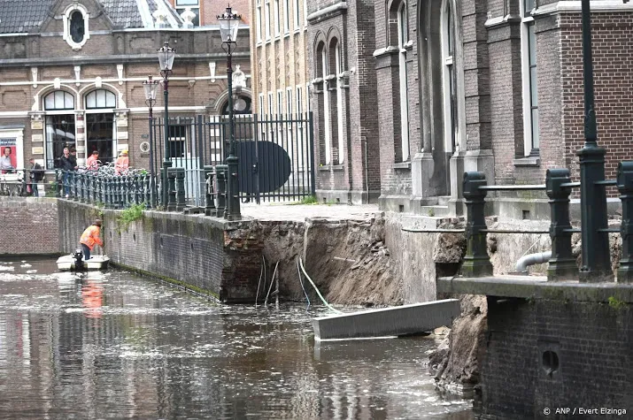 kade amsterdam mogelijk ingestort door overbelasting en boten