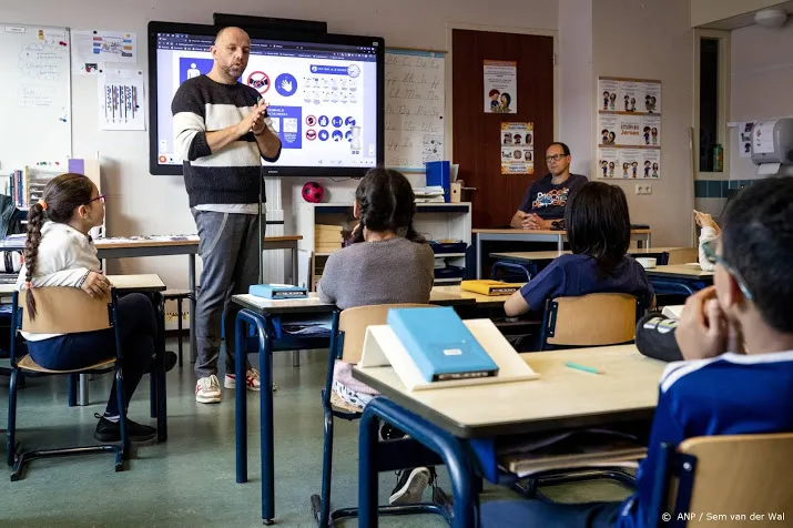 kamer wil gelijk loon voor leraren basis en middelbare school