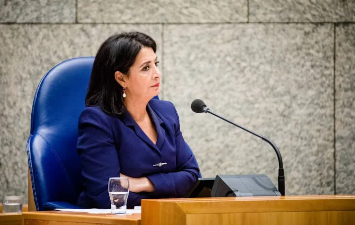 kamer zwaait ras parlementarier pechtold uit