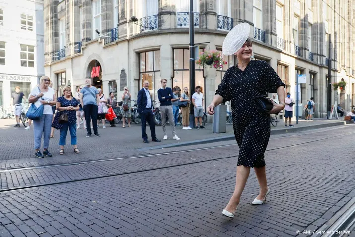 kamerleden arriveren bij de grote kerk
