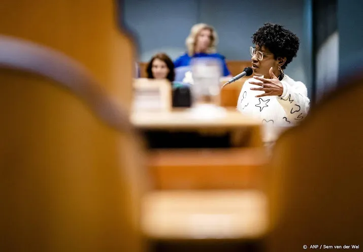 kamerleden leijten en simons botsen over racismetweets