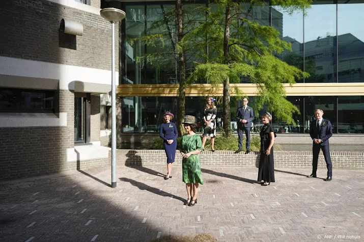 kamerleden vertrekken naar grote kerk voor bijwonen troonrede