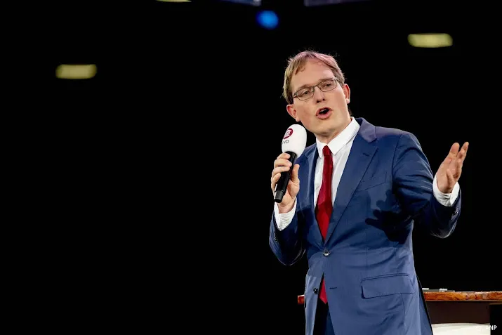 kamerlid van houwelingen fvd krijgt boete vanwege nazivlag