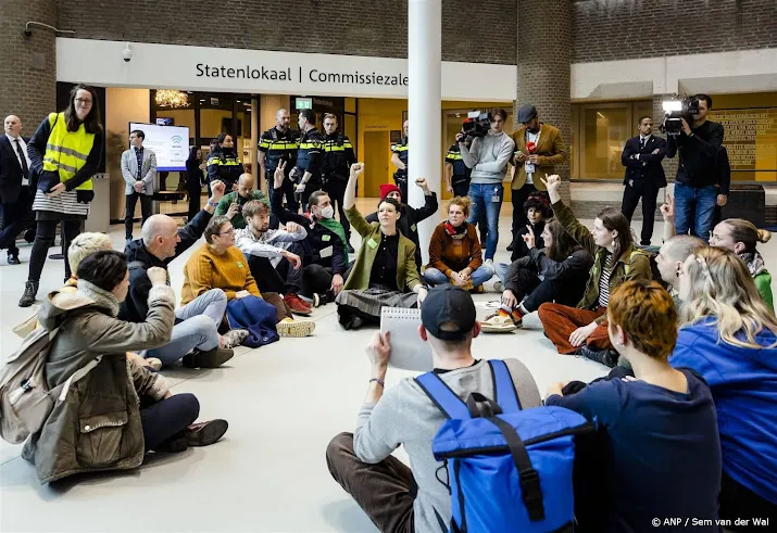 kamervoorzitter bosma doet aangifte tegen gaza demonstranten