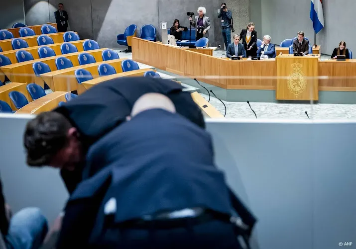 kamervoorzitter gaat aangifte doen tegen demonstranten op tribune