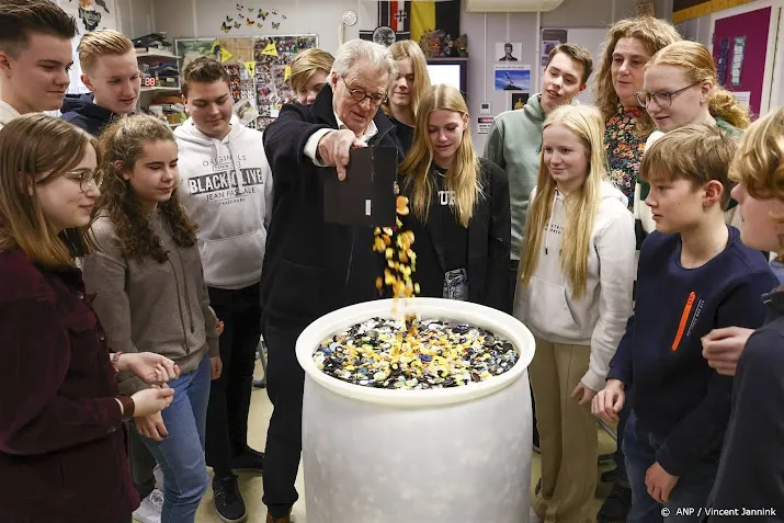 kamp westerbork zoekt knopen voor monument joodse kinderen