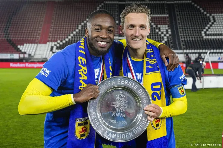 kampioen sc cambuur met vuurwerk onthaald