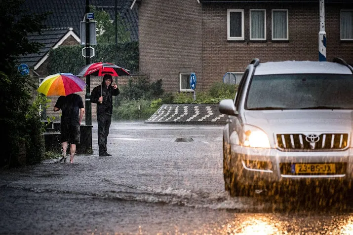 kans op wateroverlast door overtrekkende onweersbuien