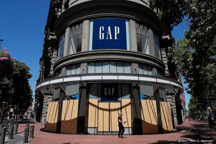kanye west gaat yeezy kleding maken voor gap