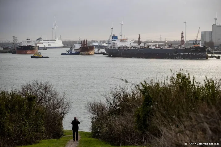 kapitein en stuurman stuurloos geraakt schip weer vrij