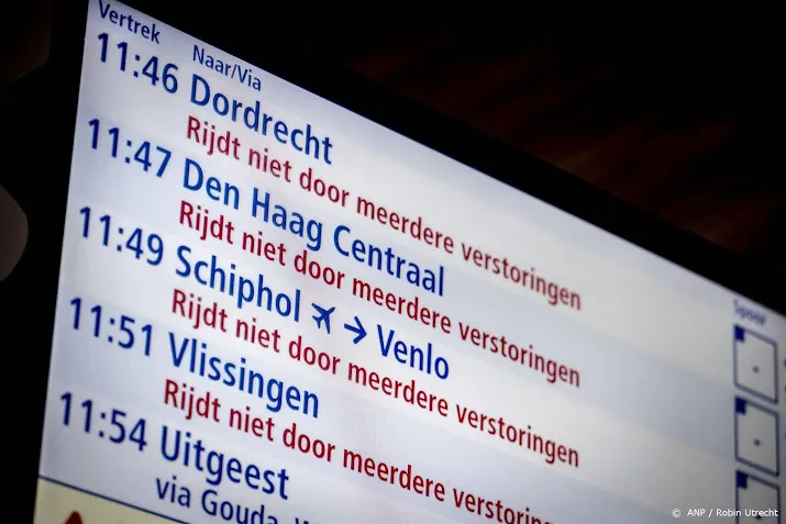 kapotte bovenleiding boven spoor in rotterdam s avonds hersteld