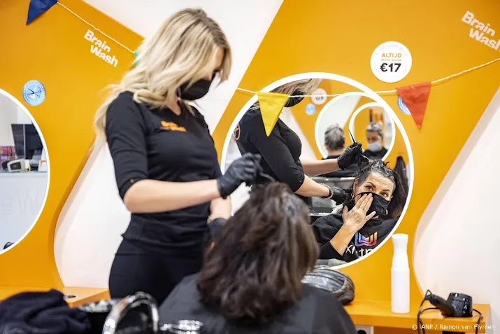 kappers opgelucht dat ze niet volledig dicht moeten