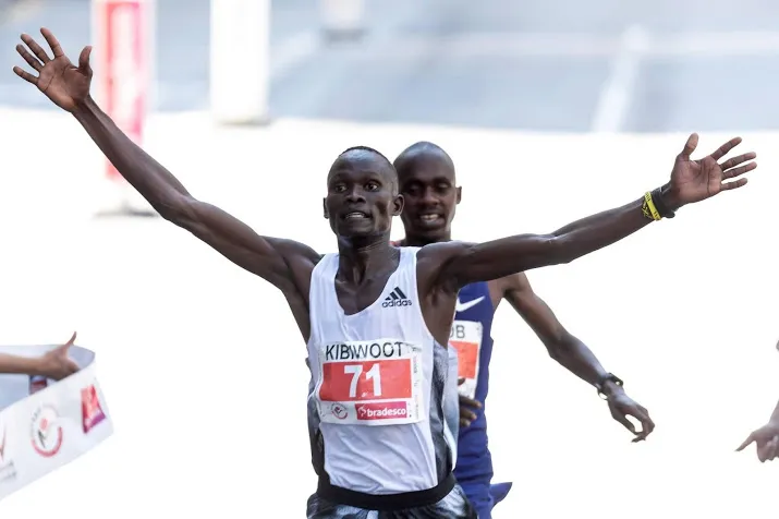 keniaan kandie snelt in valencia naar wereldrecord halve marathon