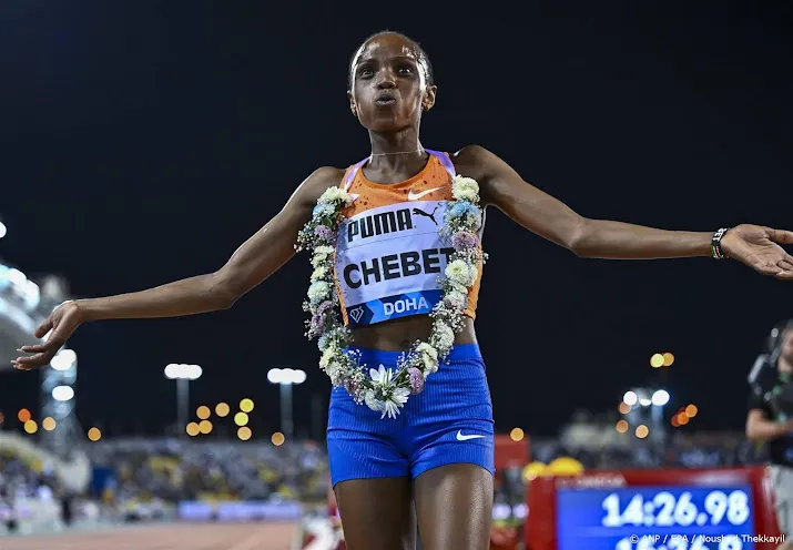 keniaanse chebet loopt wereldrecord op 10 000 meter