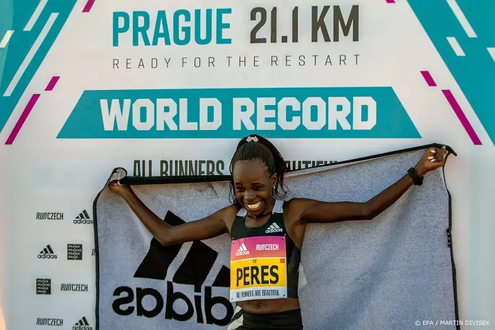 keniaanse loopt wereldrecord in halve marathon vrouwen