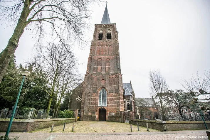 kerk loon op zand bidt om coronavaccin