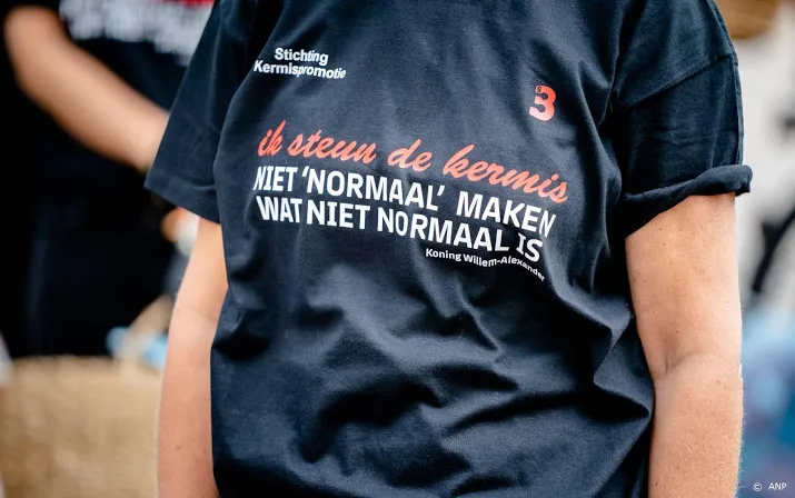 kermisvrouwen demonstreren voor soepelere coronaregels