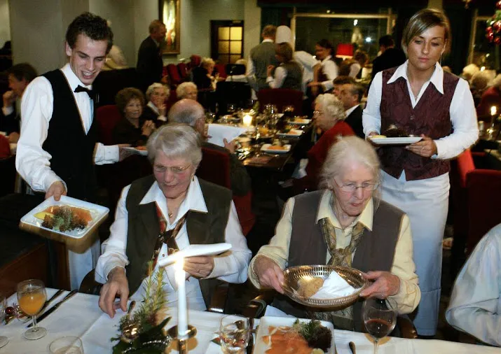 kerstdiners in trek bij ouderen