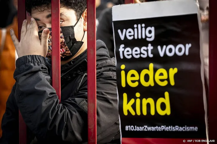 kick out zwarte piet demonstreert in volendam