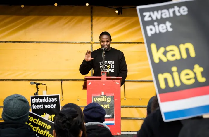 kick out zwarte piet in actie tijdens intocht