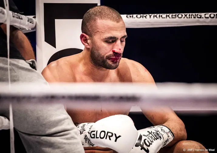kickbokser badr hari laat het opnieuw afweten in gestaakt gevecht