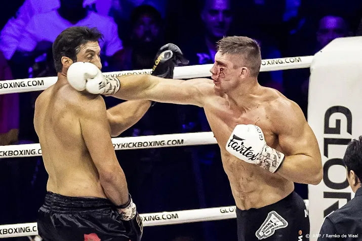 kickbokser verhoeven wankelt maar blijft wereldkampioen