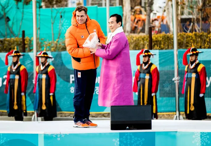 kim ki hoon ontvangt teamnl in olympisch dorp
