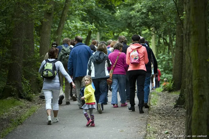 kinderen en volwassenen lopen avond4daagse vanuit huis