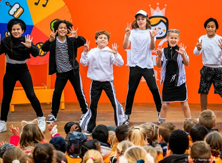 kinderen gaan hand in hand bewegen op de koningsspelen