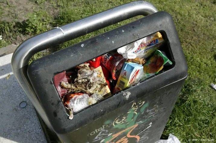 kinderen hamsterden uit prullenbak op school