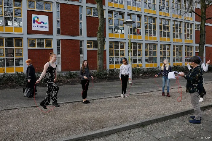 kinderen weer massaal naar buiten voor les