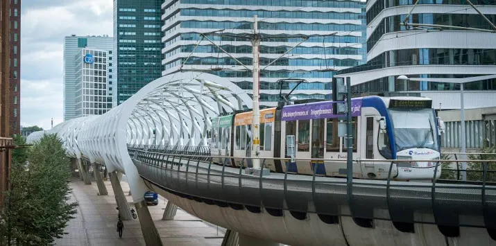 kinderstem moet gesprek in tram stimuleren